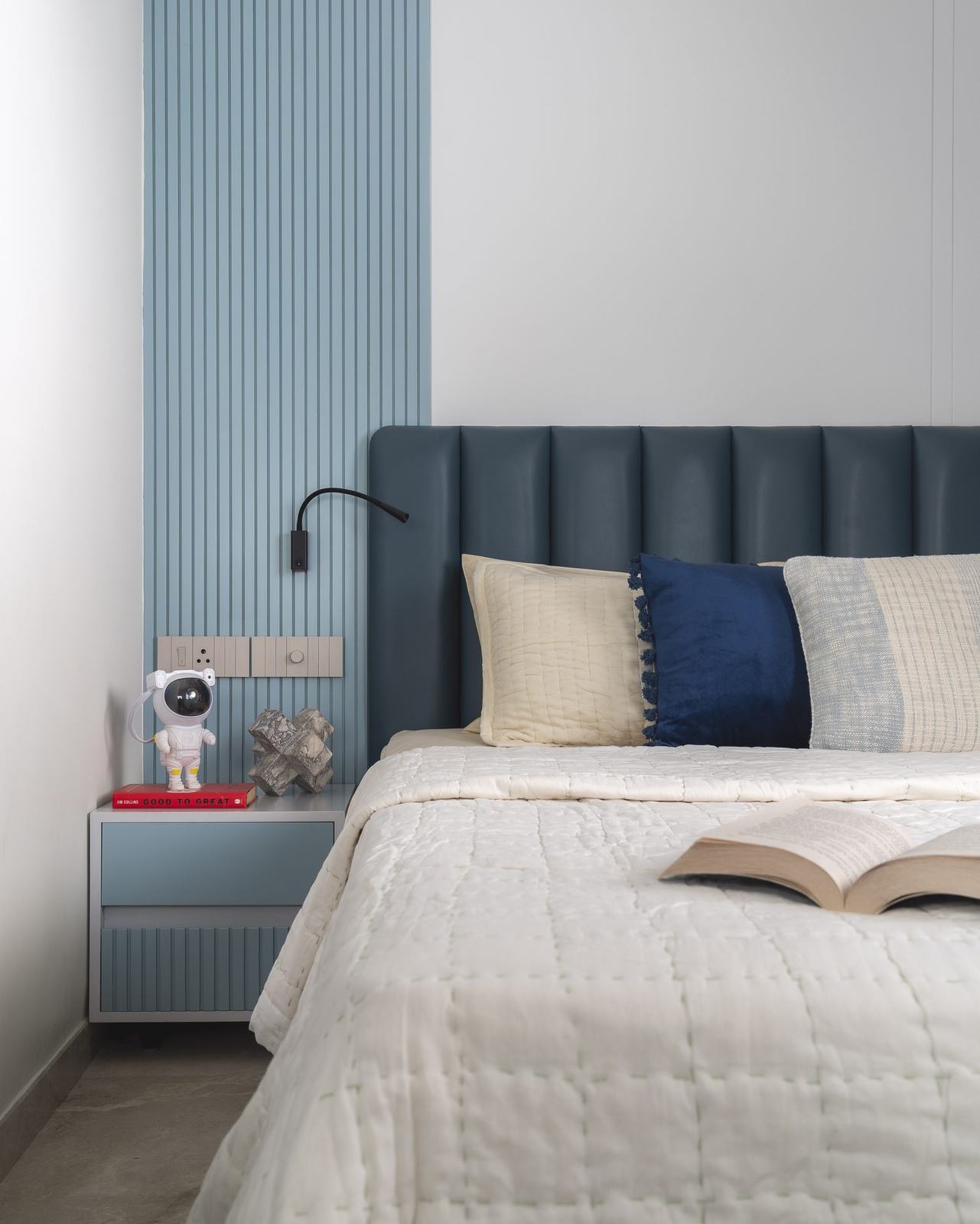 Children's bedroom with a blue fluted panel wall in the Epure Residence by Feel and Bari