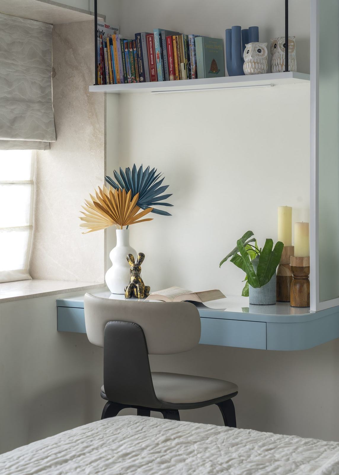 Children's bedroom with a built-in study nook in the Epure Residence by Feel and Bari
